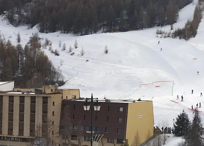 Aux Pieds Des Cimes *